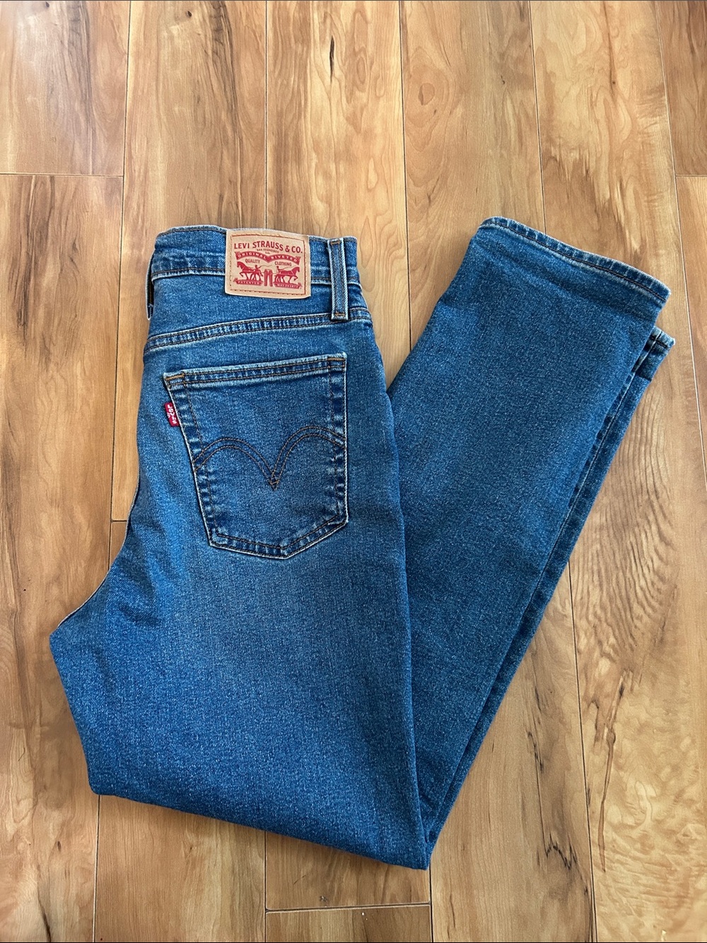 Levi wedgie straight (with stretch) button fly size 28 jeans (28 inseam)